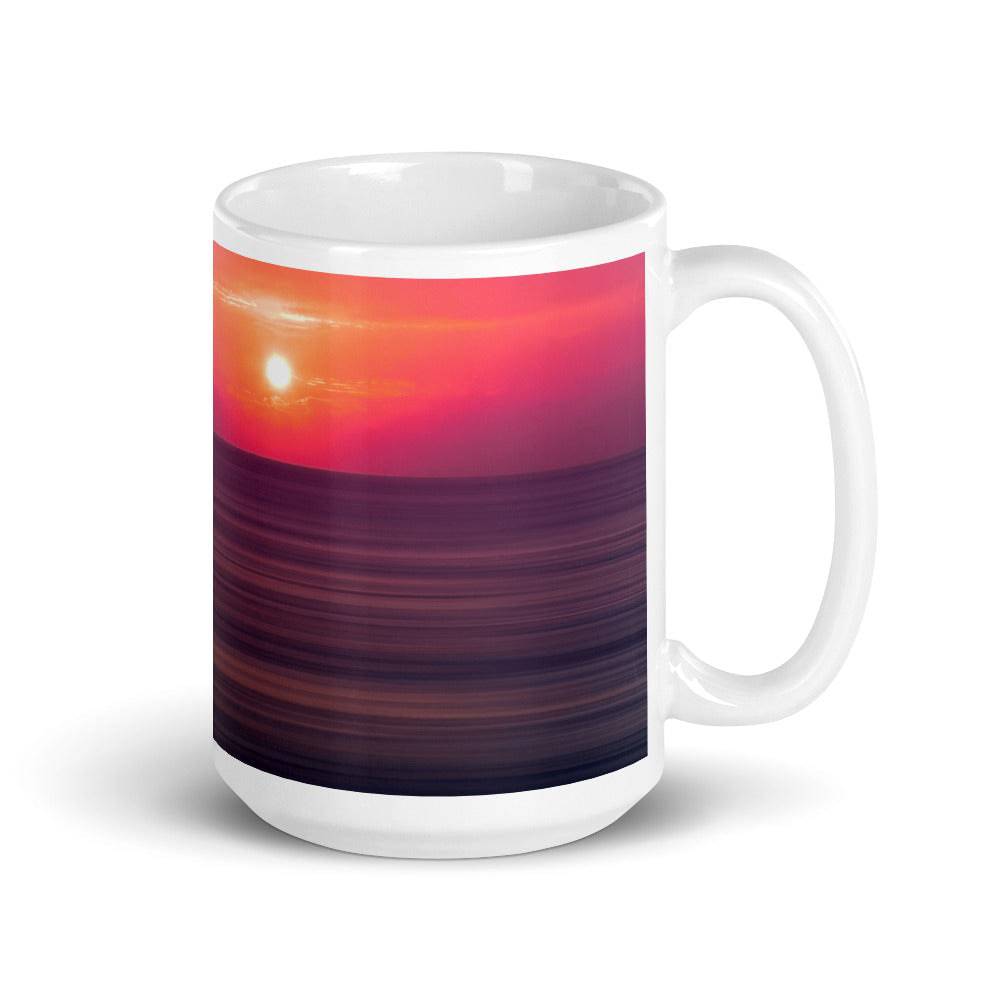 White glossy mug/Couple Against The Sunset - Enet Images