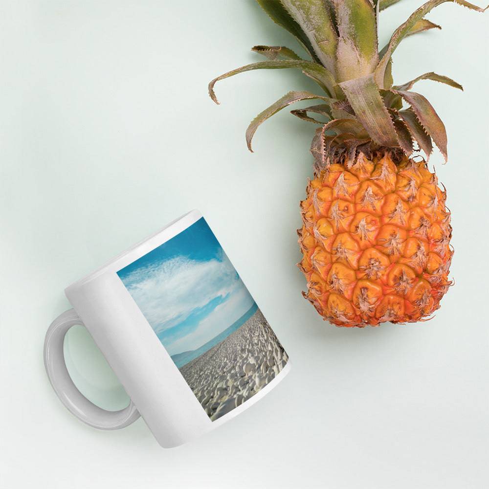 White glossy mug/pebble beach - Enet Images