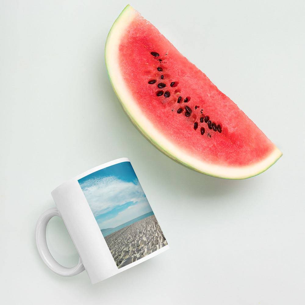 White glossy mug/pebble beach - Enet Images