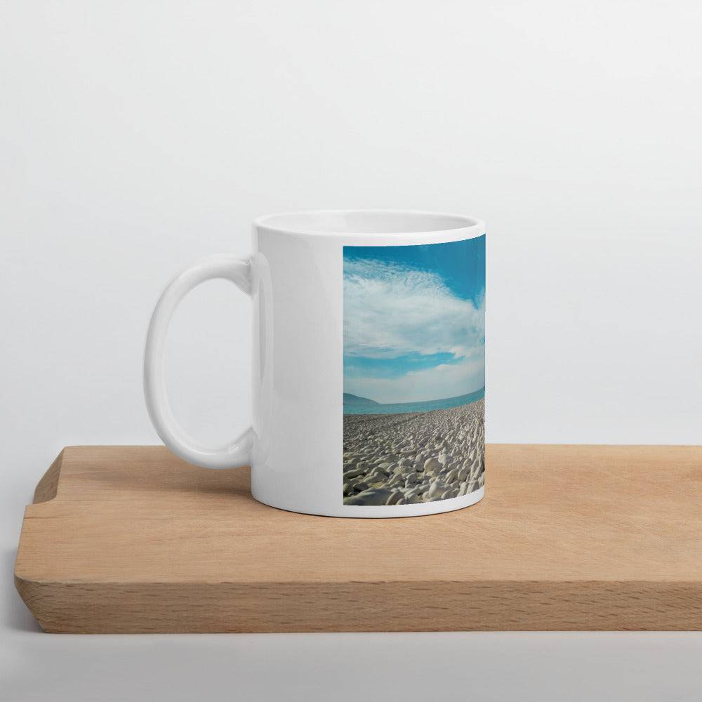 White glossy mug/pebble beach - Enet Images