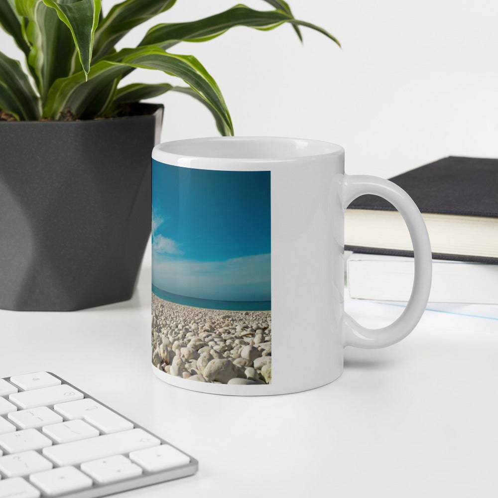 White glossy mug/pebble beach - Enet Images