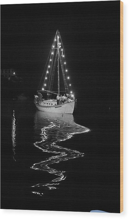 Beleuchtetes Fischerboot im Hafen-Flüssigkeitseffekt - Holzdruck