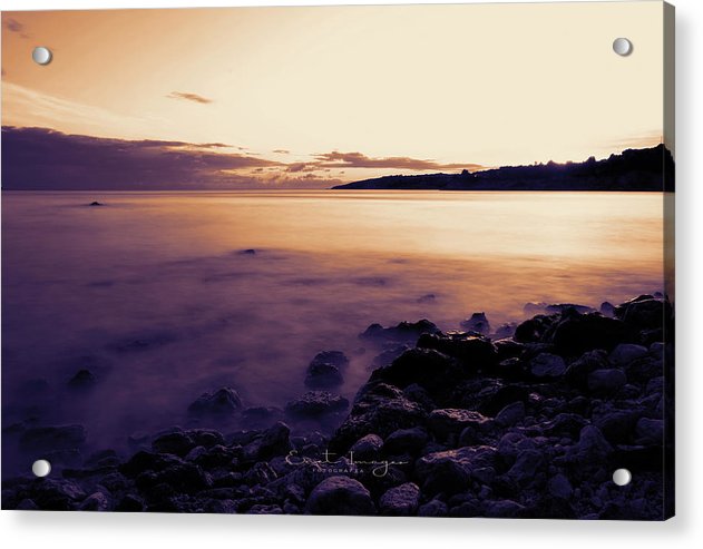 Felsiger Strand gegen den Sonnenuntergang - Acrylbild