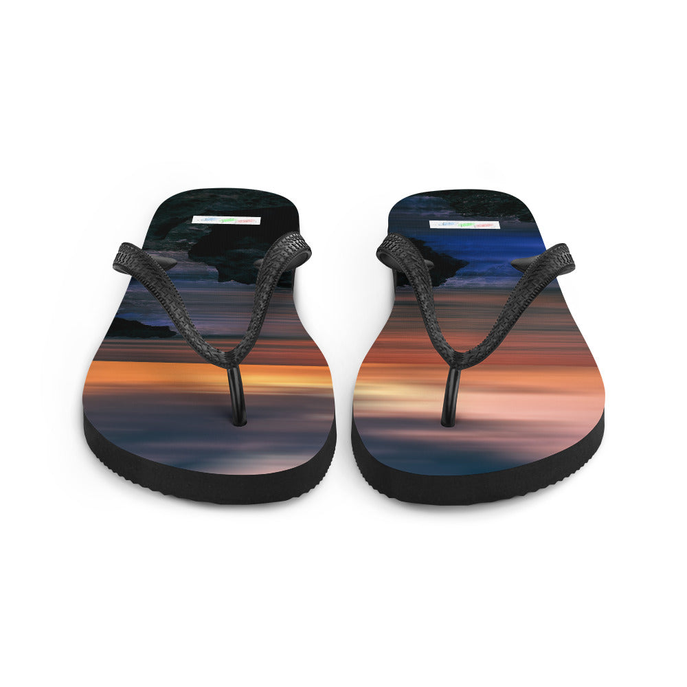 Flip-Flops/Sonnenuntergang vor der felsigen Küste