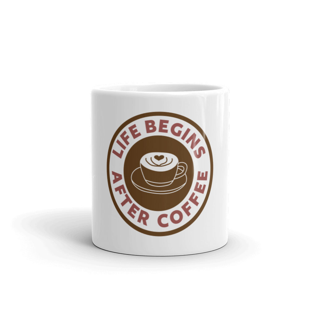 Weiße glänzende Tasse/Das Leben beginnt nach dem Kaffee