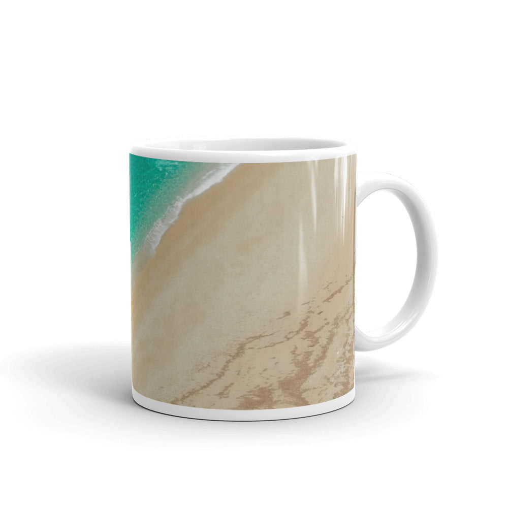 Weiße glänzende Tasse/Meer und Sand