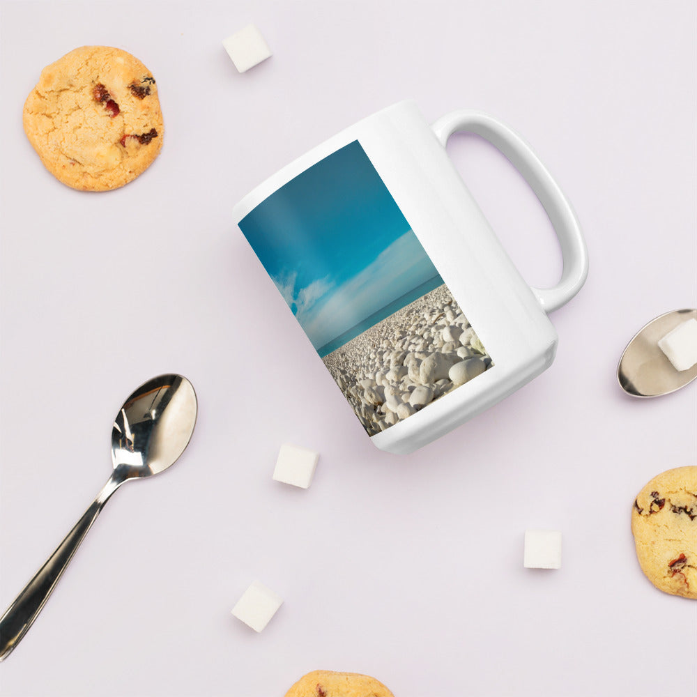 White glossy mug/pebble beach