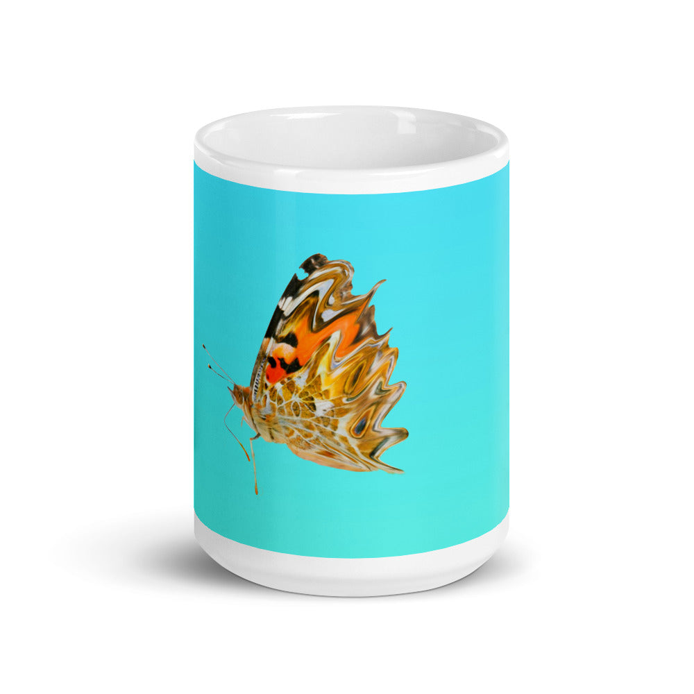 Weiß glänzende Tasse/Schmetterling in Bewegung