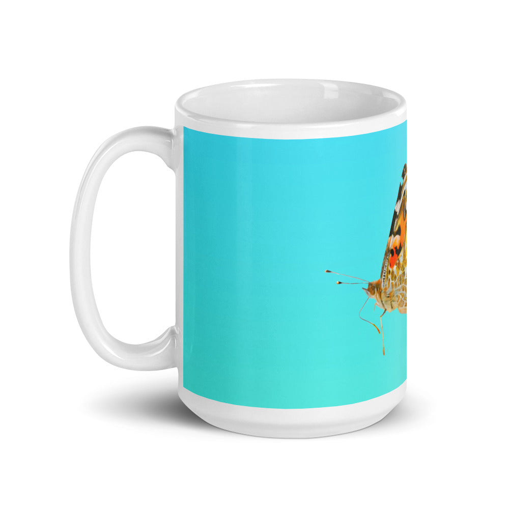 Weiß glänzende Tasse/Schmetterling in Bewegung