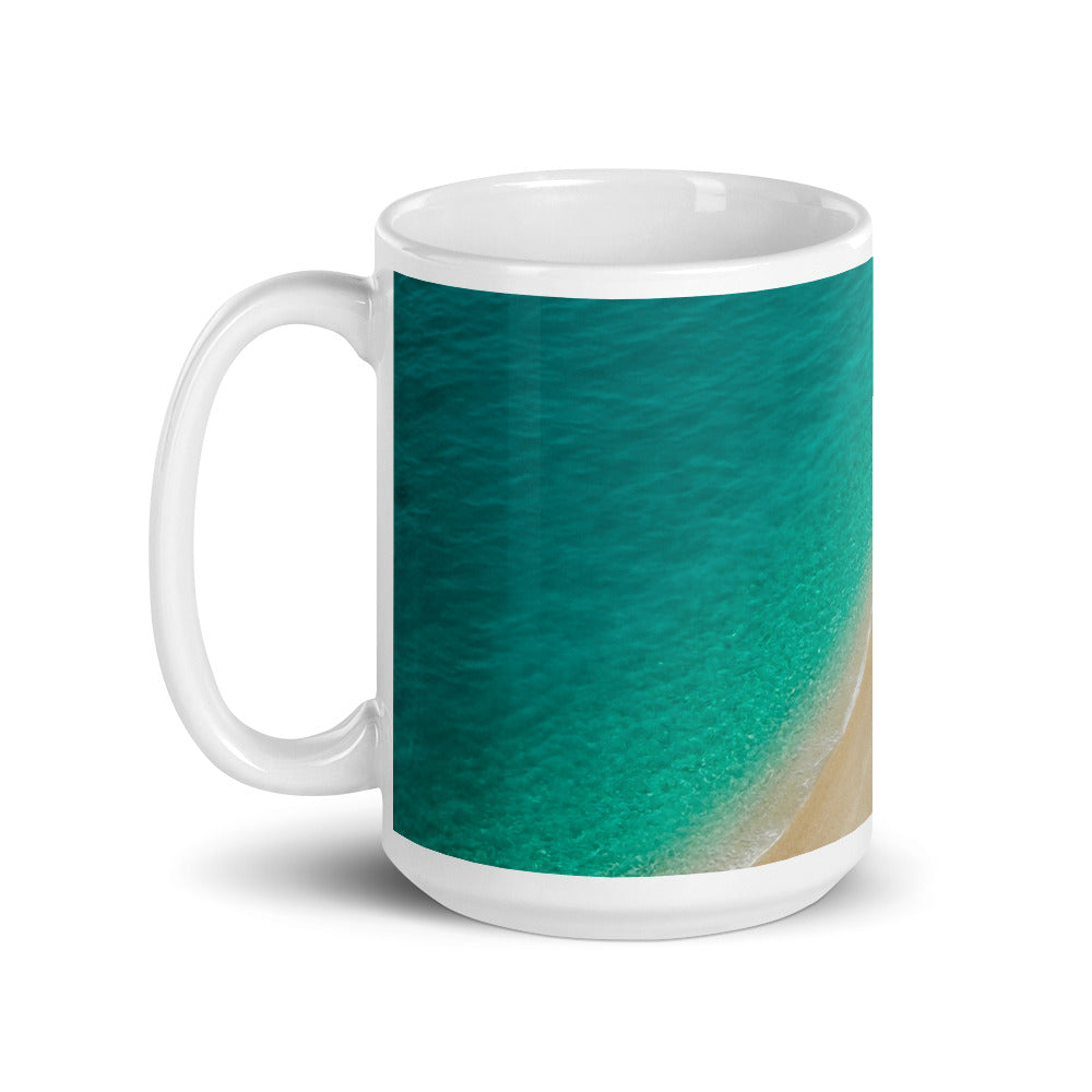 Weiße glänzende Tasse/Meer und Sand