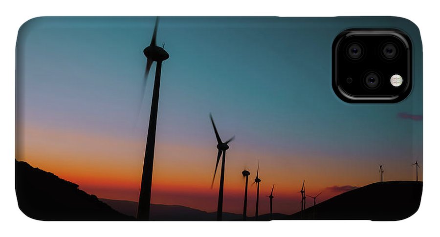 Ανεμογεννήτριες ενάντια στο πολύχρωμο ηλιοβασίλεμα - θήκη τηλεφώνου