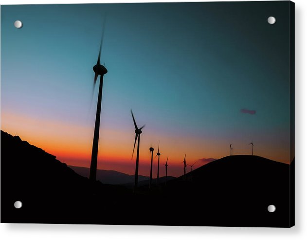 Windturbinen gegen den farbenfrohen Sonnenuntergang - Acrylbild