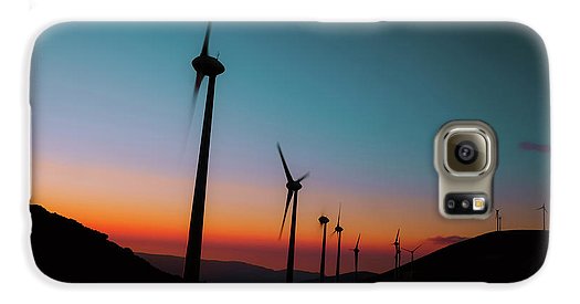 Windturbinen gegen den farbenfrohen Sonnenuntergang - Handyhülle