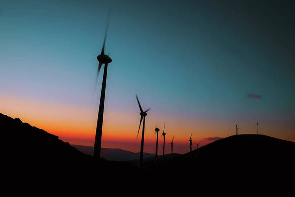 Windturbinen gegen den farbenfrohen Sonnenuntergang - Kunstdruck