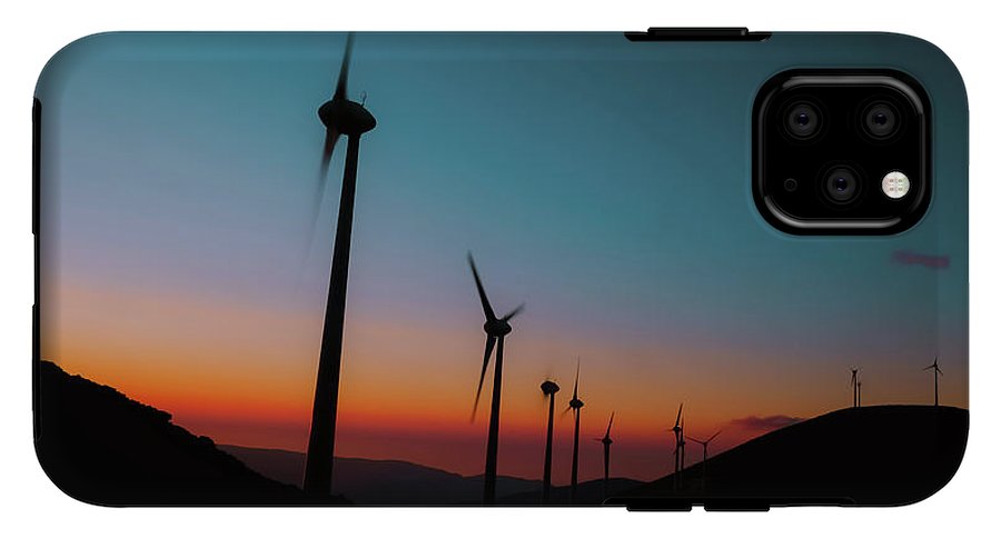 Windturbinen gegen den farbenfrohen Sonnenuntergang - Handyhülle